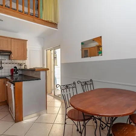 1 Entre 4 Et 6 Personnes Holiday home Reynes