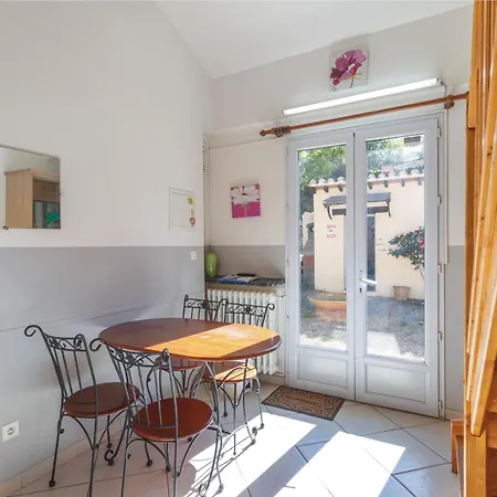 1 Entre 4 Et 6 Personnes Holiday home *